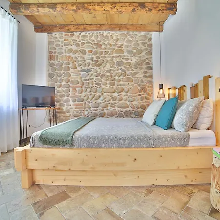 Casa Nostra - Garda كافالكاسيل